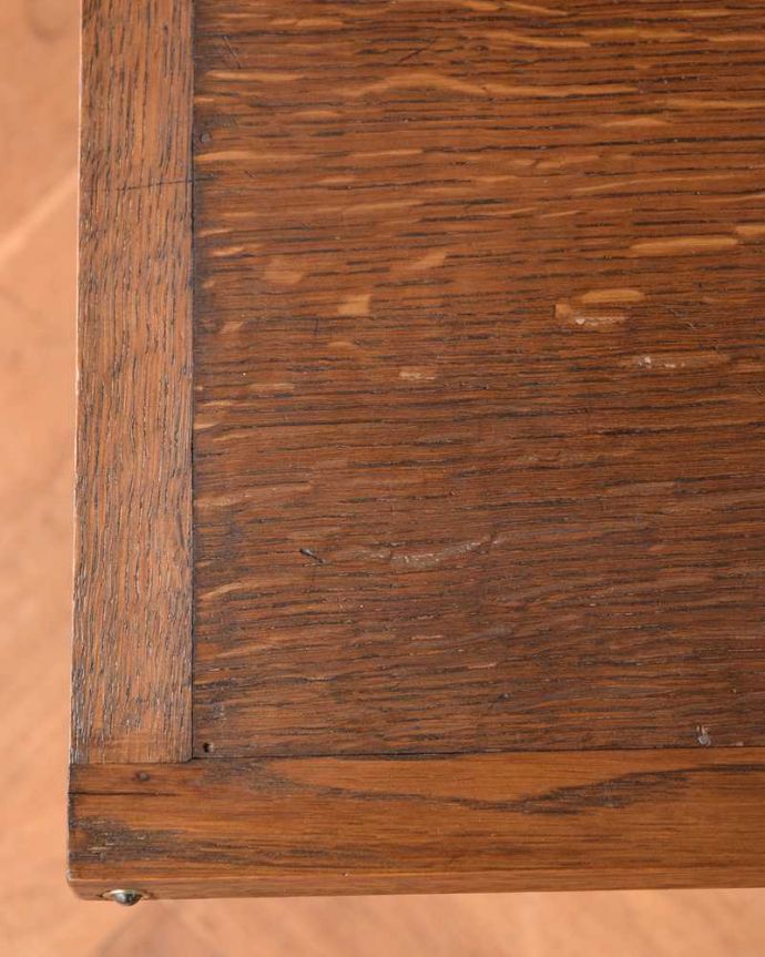 ビューロー　アンティーク家具　フランス輸入のアンティーク家具、彫刻が素敵な小さなライティングビューロー。デスク部分を近くで見てみるとこんな感じでキレイにお直ししてあります。(j-2165-f)