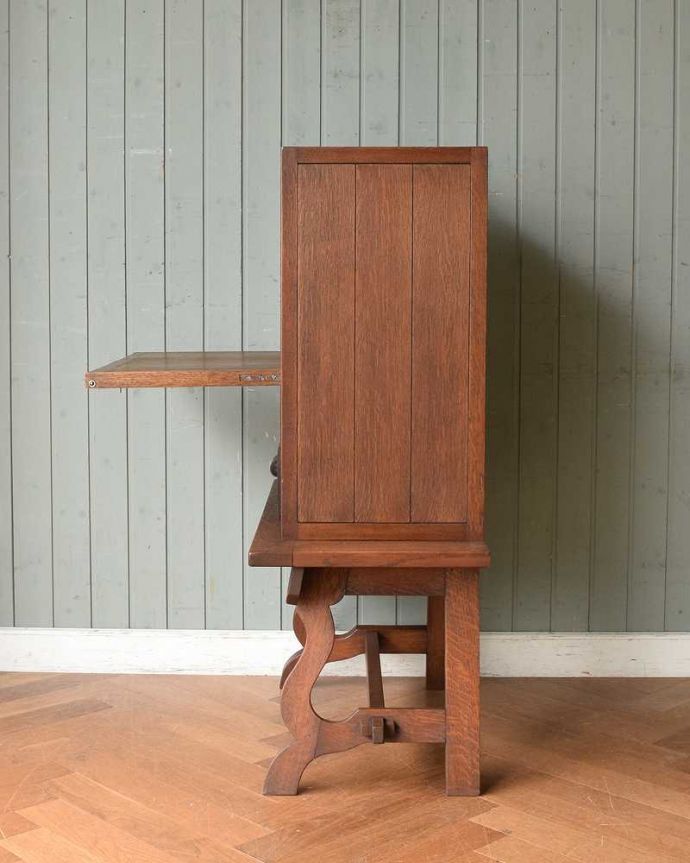 ビューロー　アンティーク家具　フランス輸入のアンティーク家具、彫刻が素敵な小さなライティングビューロー。横から見ても素敵なんですもちろん横顔もフランス家具らしい美しさ。(j-2165-f)