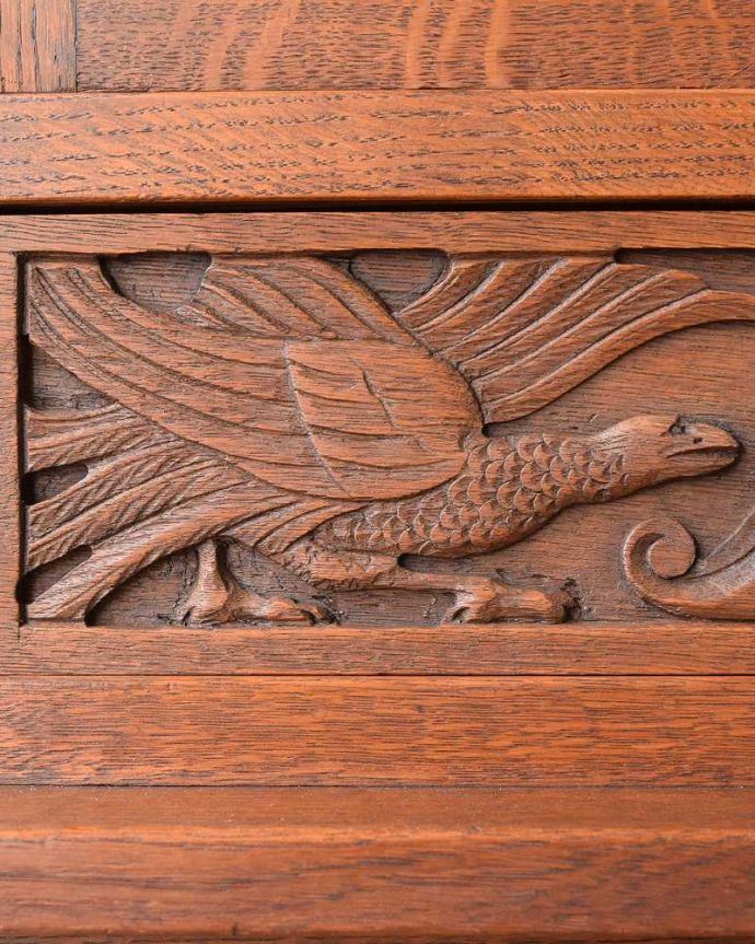 ビューロー　アンティーク家具　フランス輸入のアンティーク家具、彫刻が素敵な小さなライティングビューロー。いろんな場所にこだわり彫のデザインもいろいろです。(j-2165-f)