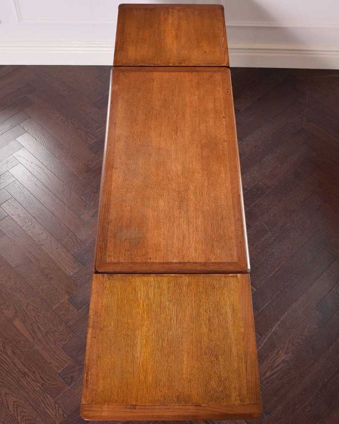 アンティークのテーブル アンティーク家具 フランス輸入の美しいアンティーク家具、ドローリーフテーブル(伸張式コーヒーテーブル)。大きく広げてみると・・・両方のリーフを開くと、たっぷり使える天板の広さ。(j-2166-f)