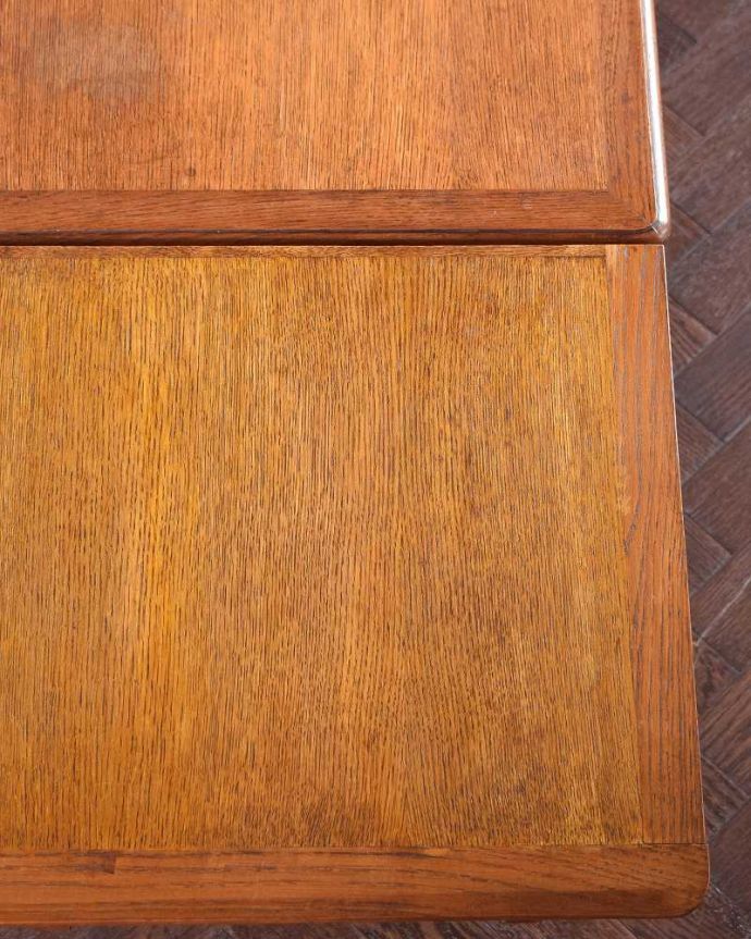 アンティークのテーブル アンティーク家具 フランス輸入の美しいアンティーク家具、ドローリーフテーブル(伸張式コーヒーテーブル)。近づいて見てみると、さらに美しい天板の模様天板の模様だけでもステキに見えちゃうフランスらしいテーブルを使えば、毎日の食事の時間がなんだかスペシャルになります。(j-2166-f)