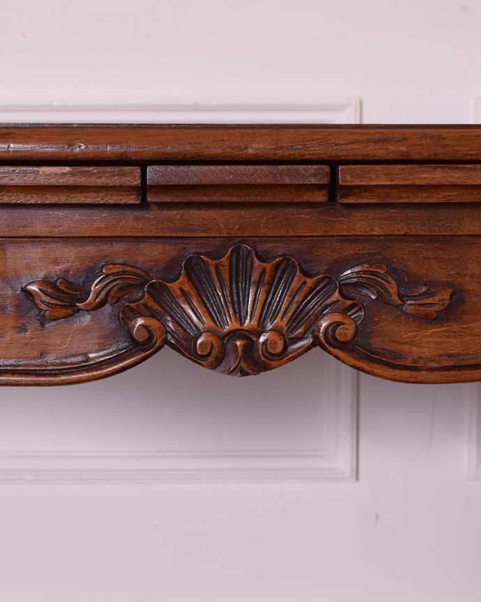 アンティークのテーブル アンティーク家具 フランス輸入の美しいアンティーク家具、ドローリーフテーブル(伸張式コーヒーテーブル)。フランスらしい彫りフランスらしさの象徴とも言える、優雅な彫りの装飾。(j-2166-f)