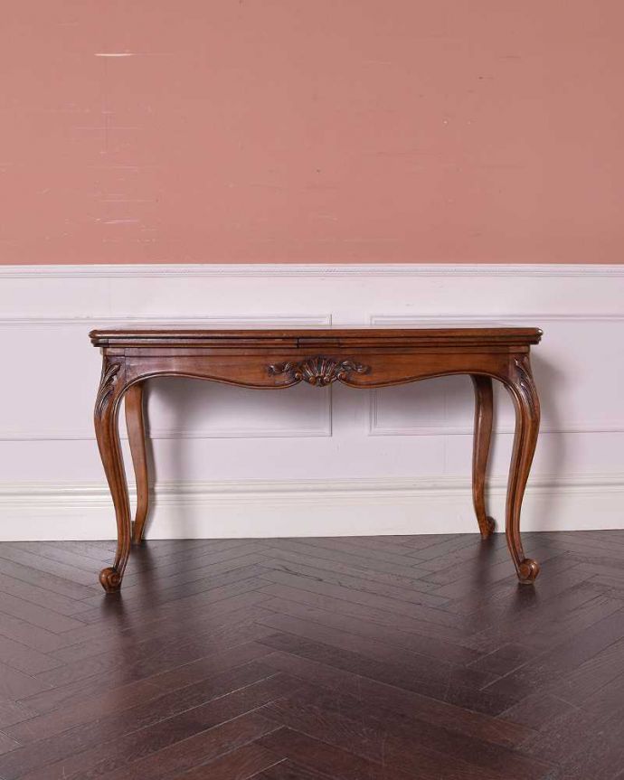 アンティークのテーブル アンティーク家具 フランス輸入の美しいアンティーク家具、ドローリーフテーブル(伸張式コーヒーテーブル)。横から見てもステキやっぱり脚の曲線が美しい・・・みんなに自慢したくなる脚線美です。(j-2166-f)