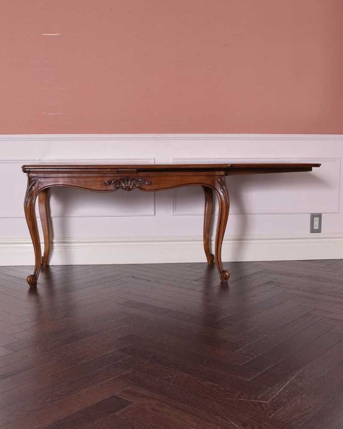 アンティークのテーブル アンティーク家具 フランス輸入の美しいアンティーク家具、ドローリーフテーブル(伸張式コーヒーテーブル)。片方だけ開いても・・・人数に合わせて、3タイプで大きさを選べるので、片方だけ開くと、こんな感じです。(j-2166-f)