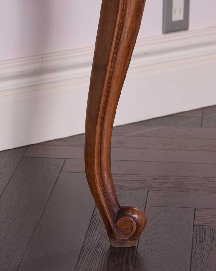 アンティークのテーブル アンティーク家具 フランス輸入の美しいアンティーク家具、ドローリーフテーブル(伸張式コーヒーテーブル)。持ち上げなくても移動できます!Handleのアンティークは、脚の裏にフェルトキーパーをお付けしていますので、持ち上げなくても床を滑らせて移動させることが出来ます。(j-2166-f)