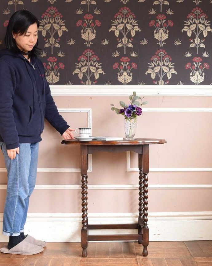 アンティークのテーブル　アンティーク家具　ティーテーブルにもなる美しいアンティークの英国輸入家具、ツイスト脚のオケージョナルテーブル。便利に使えるコンパクトサイズのテーブル「オケージョナル」とは「便利に使える」と言う意味。(j-2168-f)