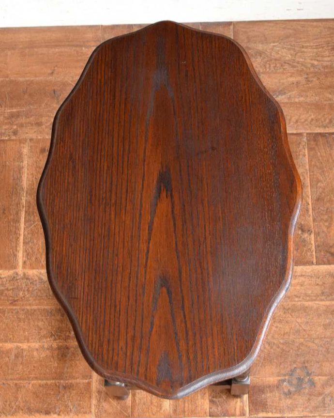 アンティークのテーブル　アンティーク家具　ティーテーブルにもなる美しいアンティークの英国輸入家具、ツイスト脚のオケージョナルテーブル。キレイに修復しましたやっぱり気になるテーブルの天板。(j-2168-f)