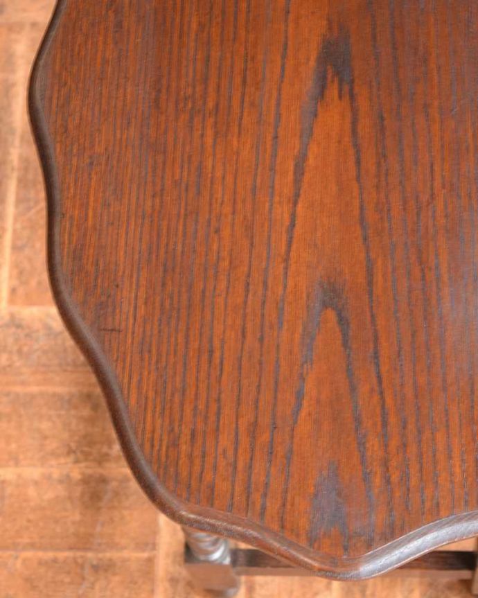 アンティークのテーブル　アンティーク家具　ティーテーブルにもなる美しいアンティークの英国輸入家具、ツイスト脚のオケージョナルテーブル。近づいて見てみると･･･天板を見てみるとこんな感じです。(j-2168-f)
