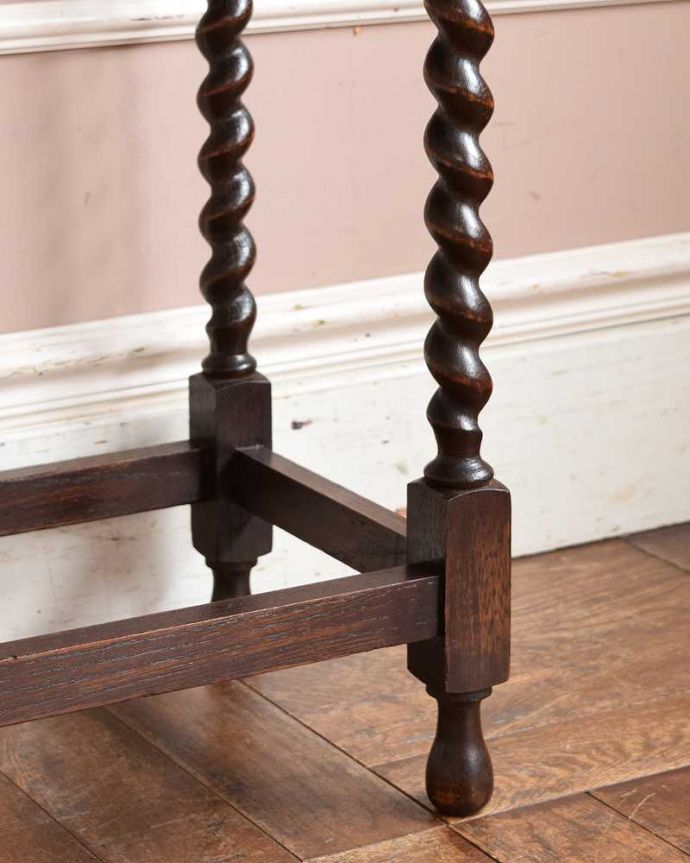 アンティークのテーブル　アンティーク家具　ティーテーブルにもなる美しいアンティークの英国輸入家具、ツイスト脚のオケージョナルテーブル。持ち上げなくても大丈夫！Handleのアンティークは、脚の裏にフェルトキーパーをお付けしています。(j-2168-f)