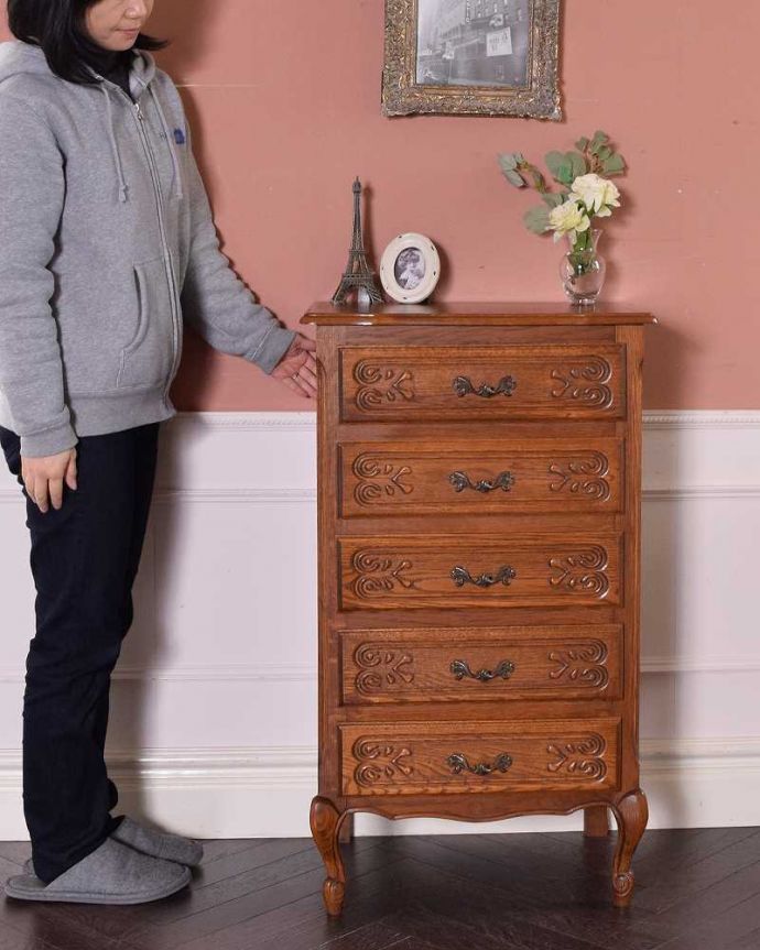 アンティークのチェスト　アンティーク家具　南フランスのアンティーク家具、彫りがキレイでどこにでも置けるスリムな5段チェスト 。美しい曲線美がフランスらしいんです。(j-2169-f)