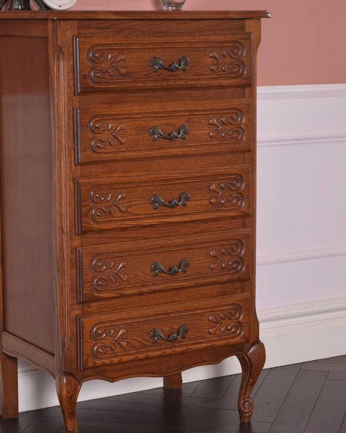 アンティークのチェスト　アンティーク家具　南フランスのアンティーク家具、彫りがキレイでどこにでも置けるスリムな5段チェスト 。「見せる収納」だから、置く場所を選びません！チェストと言ってもデザインがステキだから、収納だけじゃなくて見ても楽しめる具なんです。(j-2169-f)