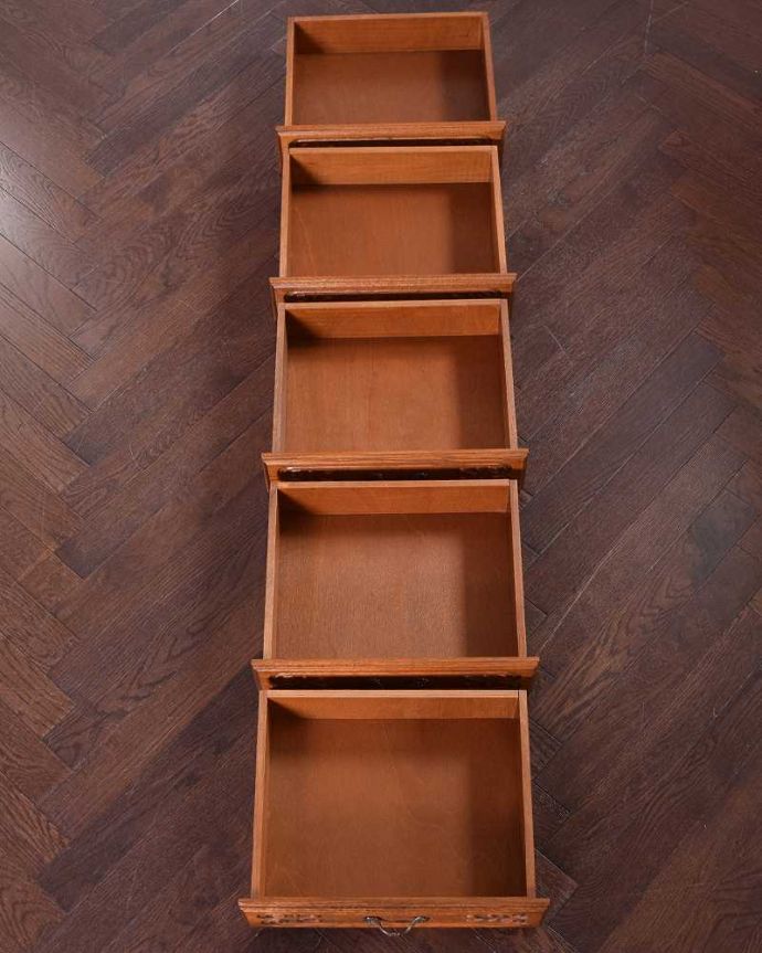 アンティークのチェスト　アンティーク家具　南フランスのアンティーク家具、彫りがキレイでどこにでも置けるスリムな5段チェスト 。キレイに修復したので、何を入れてもOKです。(j-2169-f)