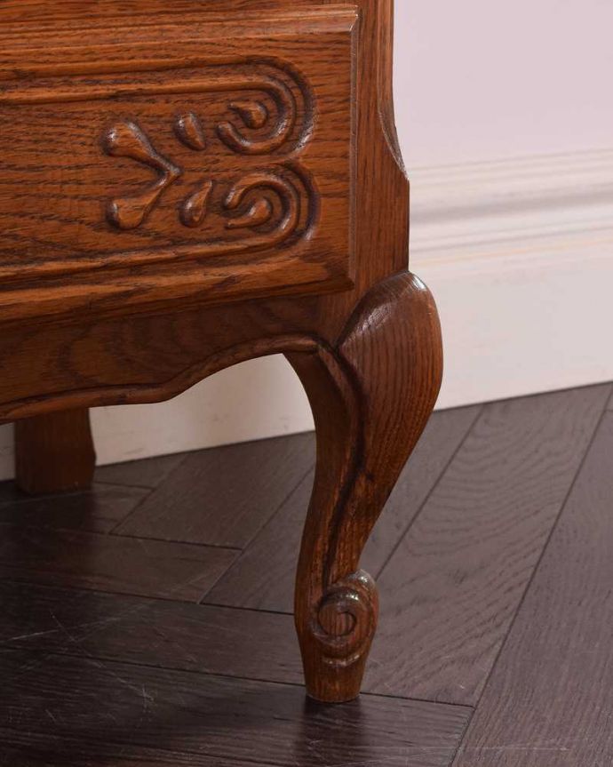 アンティークのチェスト　アンティーク家具　南フランスのアンティーク家具、彫りがキレイでどこにでも置けるスリムな5段チェスト 。女性1人でラクラク運べちゃう仕掛けHandleのアンティークは、脚の裏にフェルトキーパーをお付けしています。(j-2169-f)