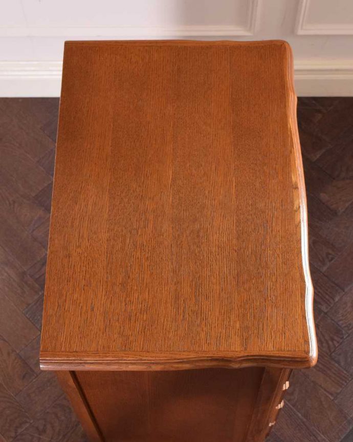 アンティークのチェスト　アンティーク家具　南フランスのアンティーク家具、彫りがキレイでどこにでも置けるスリムな5段チェスト 。何を置こうかな･･･？上から見ると、天板はこんな感じで塗装もキレイに仕上げました。(j-2169-f)