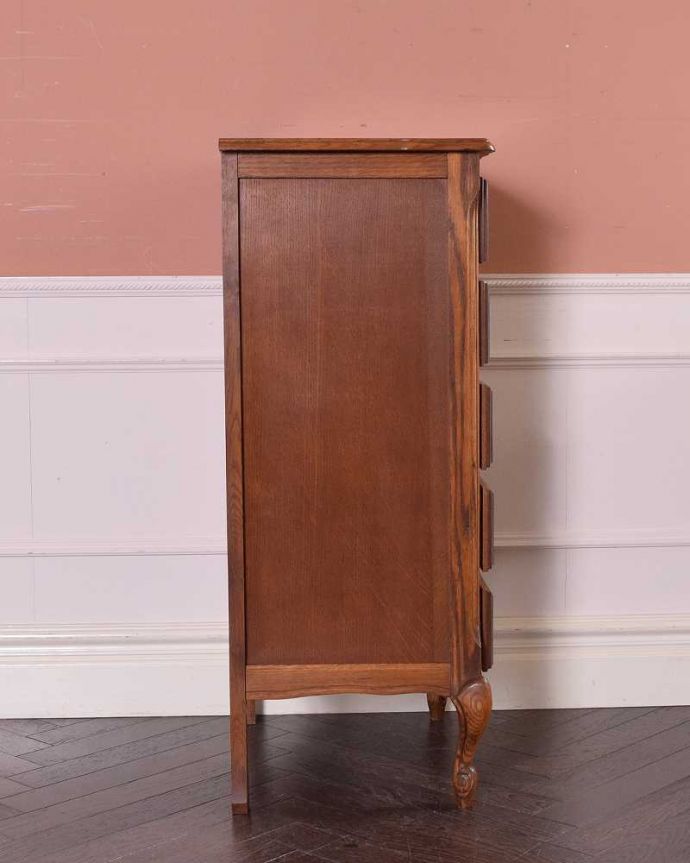 アンティークのチェスト　アンティーク家具　南フランスのアンティーク家具、彫りがキレイでどこにでも置けるスリムな5段チェスト 。横から見てもステキ横から見るとこんな感じ。(j-2169-f)