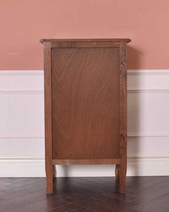アンティークのチェスト　アンティーク家具　南フランスのアンティーク家具、彫りがキレイでどこにでも置けるスリムな5段チェスト 。修復したので後姿もキレイですアンティークは新品ではないので、もちろん経年変化によるキズはありますが、専門の職人がキレイに修復したので、後ろ姿もキレイです。(j-2169-f)