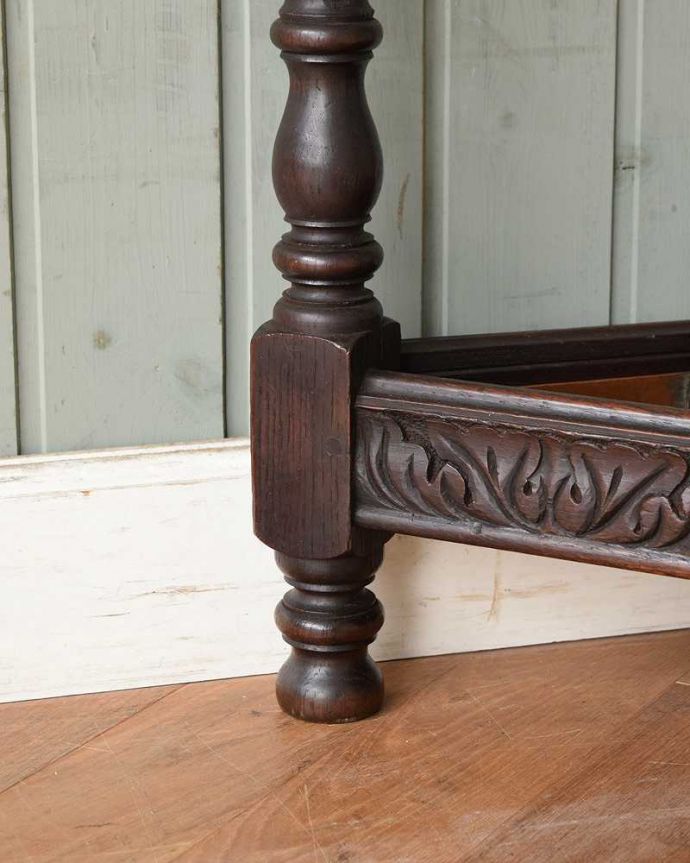 アンティークの玄関収納　アンティーク家具　イギリスから届いたアンティーク コーナー用ステッキスタンド。持ち上げなくても移動できます！Handleのアンティークは、脚の裏にフェルトキーパーをお付けしていますので、持ち上げなくても床を滑らせて移動させることが出来ます。(j-2170-f)