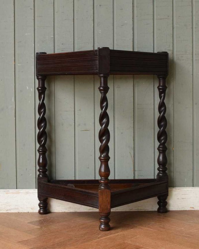 アンティークの玄関収納　アンティーク家具　イギリスから届いたアンティーク コーナー用ステッキスタンド。後ろ姿もキレイなんです。(j-2170-f)