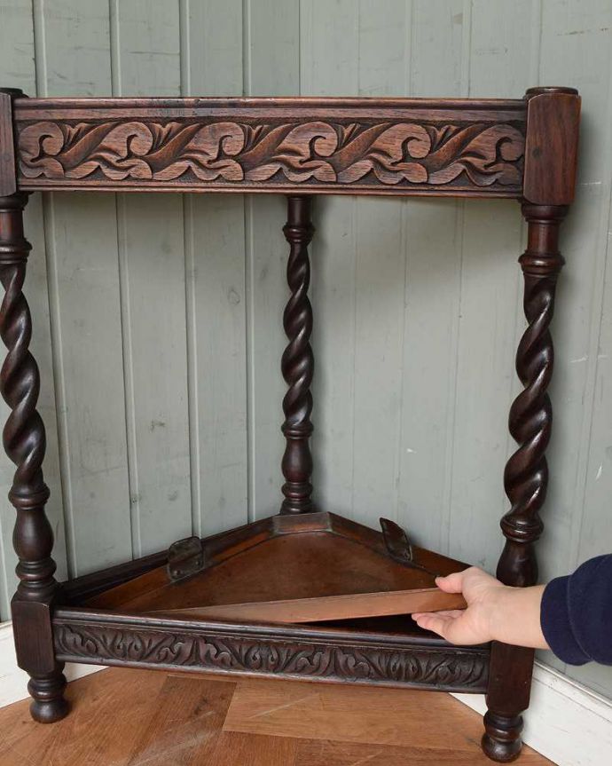 アンティークの玄関収納　アンティーク家具　イギリスから届いたアンティーク コーナー用ステッキスタンド。安心して使えるポイント濡れたままの傘を入れて大丈夫なように雨受けが付いています。(j-2170-f)