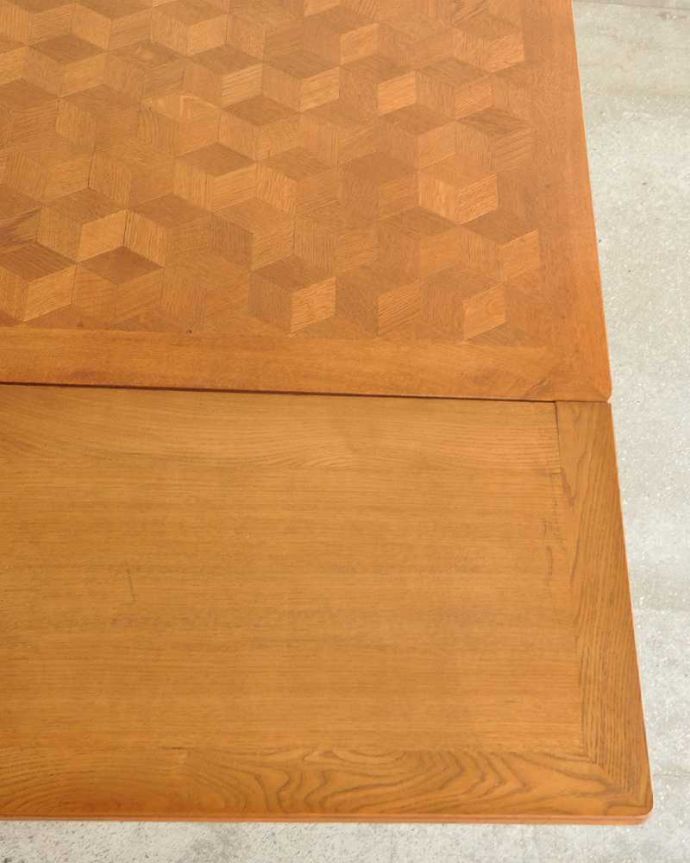 アンティークのテーブル　アンティーク家具　パーケット柄が美しいアンティークのダイニングテーブル(フランスのドローリーフテーブル)。近づいて見てみると、さらに美しい天板の模様天板の模様だけでもステキに見えちゃうフランスらしいテーブルを使えば、毎日の食事の時間がなんだかスペシャルになります。(j-2171-f)