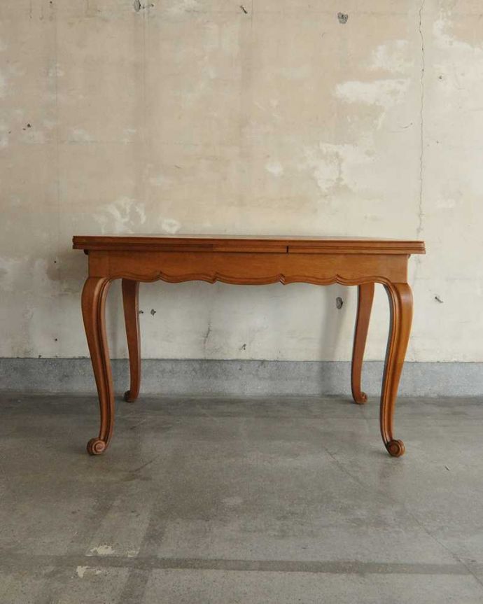 アンティークのテーブル　アンティーク家具　パーケット柄が美しいアンティークのダイニングテーブル(フランスのドローリーフテーブル)。横から見てもステキやっぱり脚の曲線が美しい･･･みんなに自慢したくなる脚線美です。(j-2171-f)