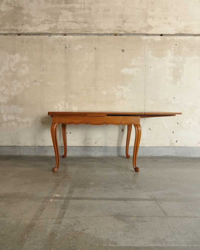 アンティークのテーブル　アンティーク家具　パーケット柄が美しいアンティークのダイニングテーブル(フランスのドローリーフテーブル)。片方だけ開いても･･･人数に合わせて、3タイプで大きさを選べるので、片方だけ開くと、こんな感じです。(j-2171-f)