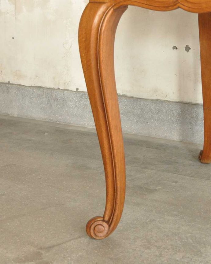 アンティークのテーブル　アンティーク家具　パーケット柄が美しいアンティークのダイニングテーブル(フランスのドローリーフテーブル)。持ち上げなくても移動できます！Handleのアンティークは、脚の裏にフェルトキーパーをお付けしていますので、持ち上げなくても床を滑らせて移動させることが出来ます。(j-2171-f)