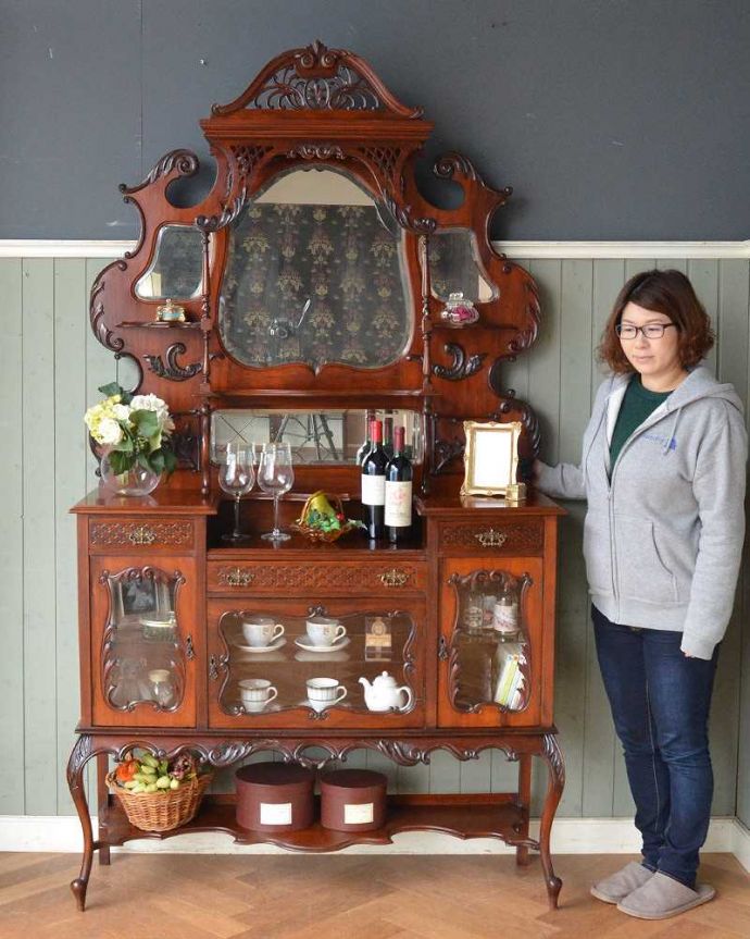 アンティークのキャビネット　アンティーク家具　芸術品のように美しく豪華なアンティーク家具、本格英国アンティークを楽しむパーラーキャビネット。見た人みんなを魅了するパーラーキャビネットこれこそアンティーク家具の極みとも言えるパーラーは、目で見て楽しむための家具。(j-2172-f)