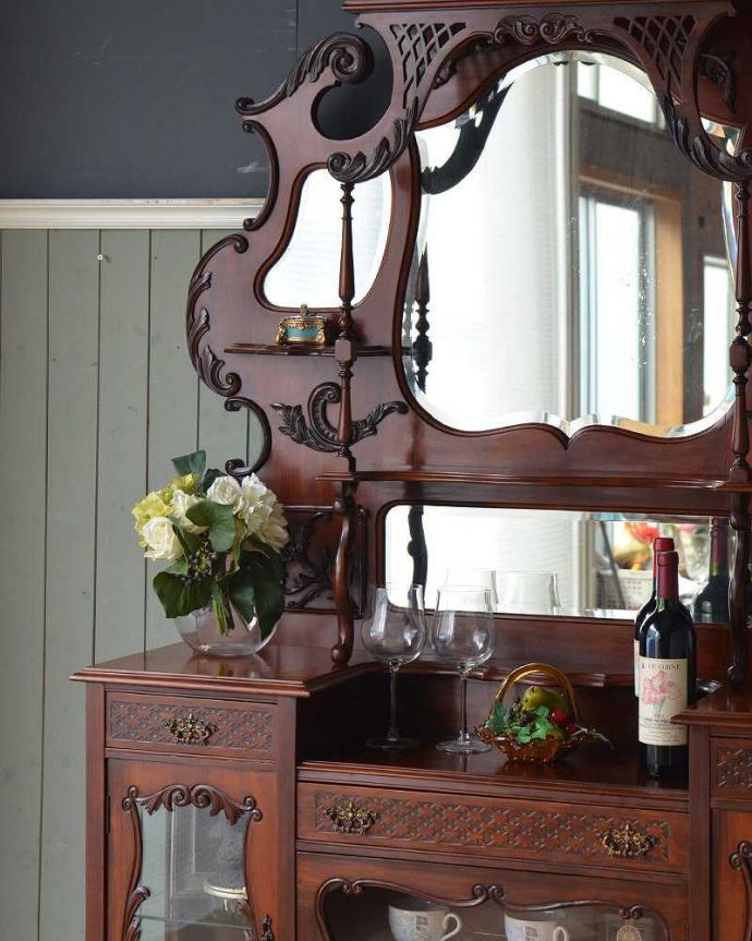 アンティークのキャビネット　アンティーク家具　芸術品のように美しく豪華なアンティーク家具、本格英国アンティークを楽しむパーラーキャビネット。キラッと輝くミラーまだ電気が発達していない時代の家具。(j-2172-f)