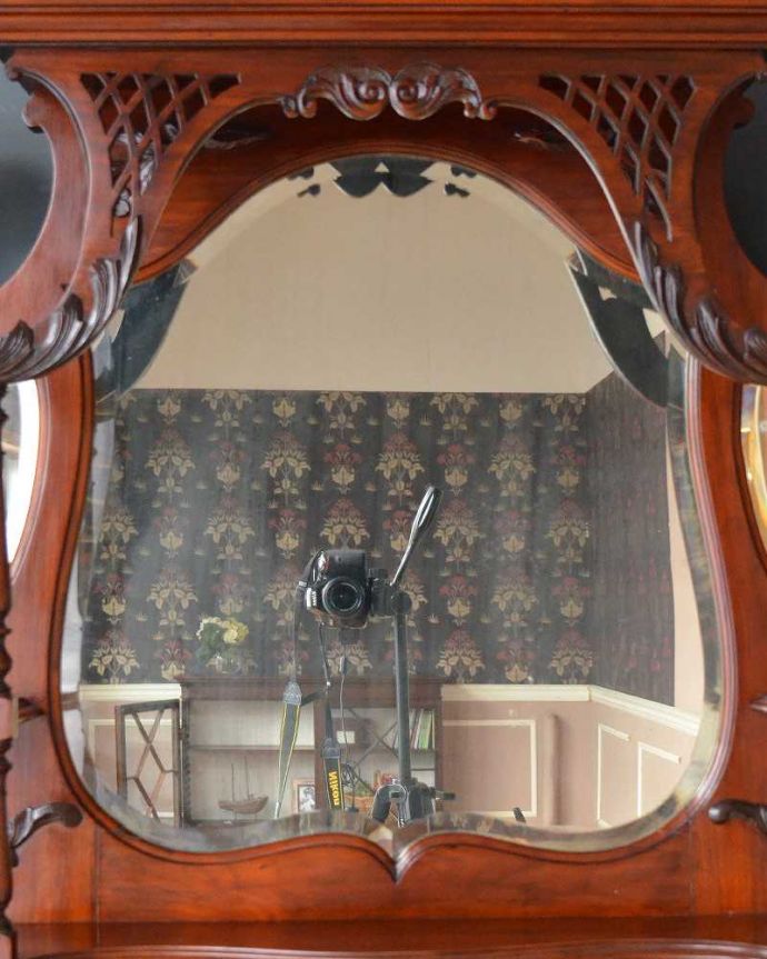 アンティークのキャビネット　アンティーク家具　芸術品のように美しく豪華なアンティーク家具、本格英国アンティークを楽しむパーラーキャビネット。カッティングがキラキラ輝きますアンティークの大きなミラーの縁はキレイにカッティングされているので、光が入ると反射してキラキラ輝きます。(j-2172-f)