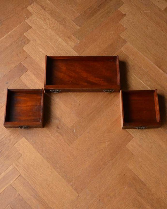 アンティークのキャビネット　アンティーク家具　芸術品のように美しく豪華なアンティーク家具、本格英国アンティークを楽しむパーラーキャビネット。時間をかけて修復しました手間暇をかけて、いろんな部分をピカピカに修復しました。(j-2172-f)