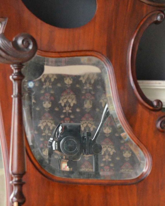 アンティークのキャビネット　アンティーク家具　芸術品のように美しく豪華なアンティーク家具、本格英国アンティークを楽しむパーラーキャビネット。小さいミラーも付いています棚の奥を見ると、小さいミラーが。(j-2172-f)