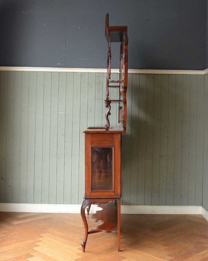 アンティークのキャビネット　アンティーク家具　芸術品のように美しく豪華なアンティーク家具、本格英国アンティークを楽しむパーラーキャビネット。横から見ても美しい至る所に施された装飾の美しさ。(j-2172-f)