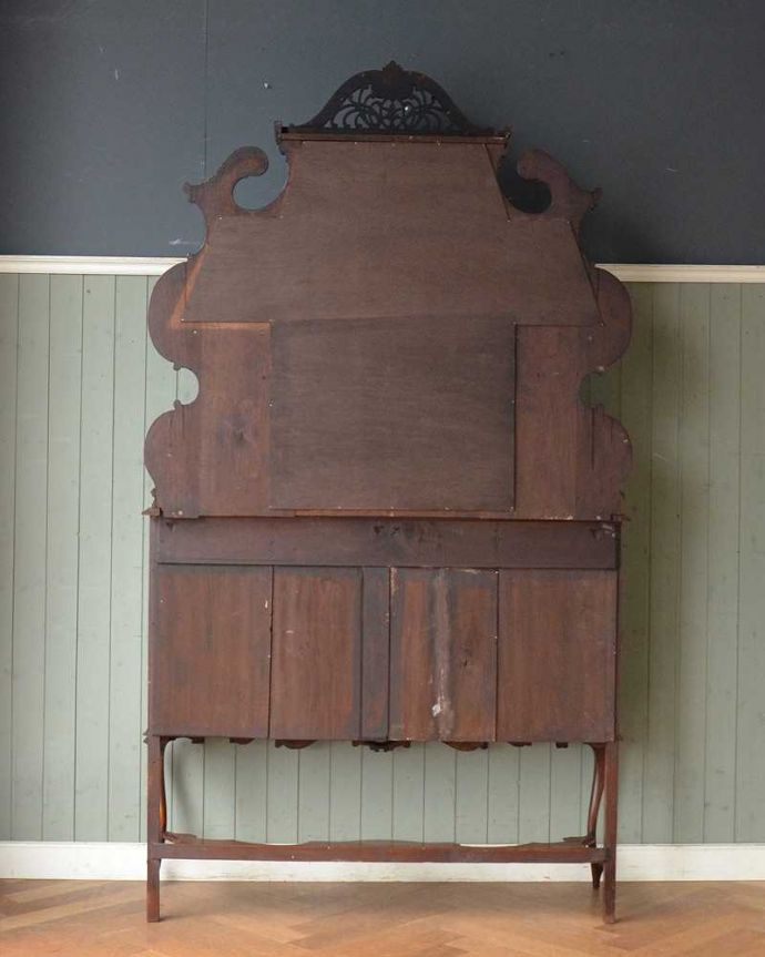 アンティークのキャビネット　アンティーク家具　芸術品のように美しく豪華なアンティーク家具、本格英国アンティークを楽しむパーラーキャビネット。しっかり修復しました！アンティークは新品ではないので経年変化によるキズはありますが、専門の職人がしっかり修復しました。(j-2172-f)