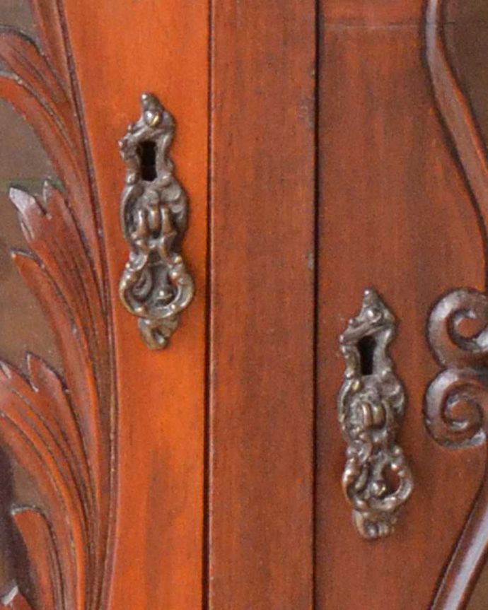 アンティークのキャビネット　アンティーク家具　芸術品のように美しく豪華なアンティーク家具、本格英国アンティークを楽しむパーラーキャビネット。取っ手まで美しい最上級のアンティークらしく取っ手のデザインも美しいんです。(j-2172-f)