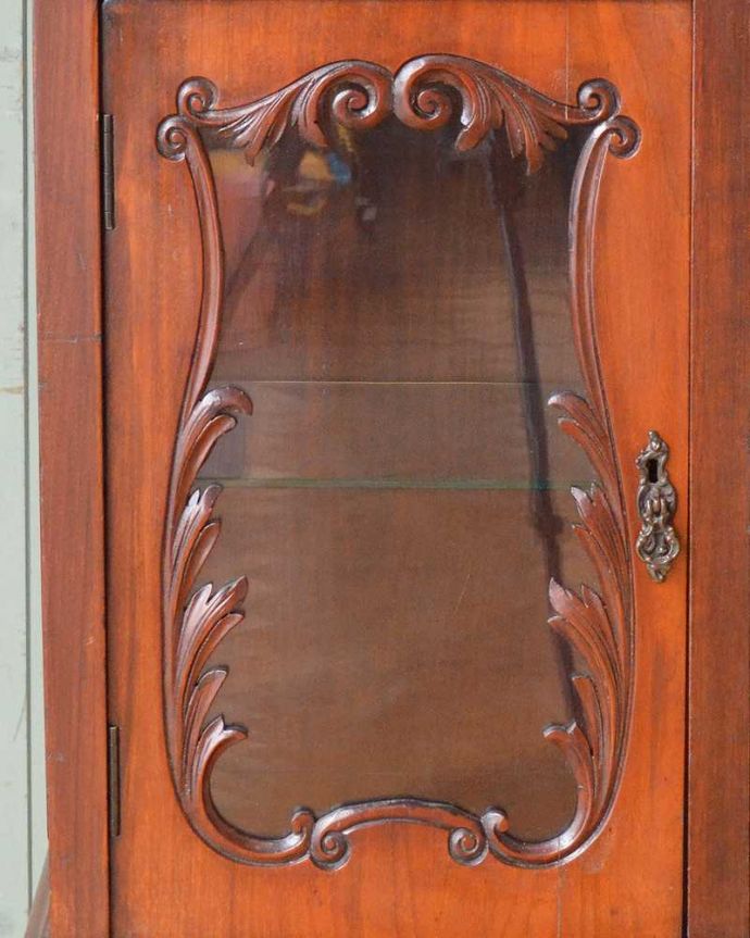 アンティークのキャビネット　アンティーク家具　芸術品のように美しく豪華なアンティーク家具、本格英国アンティークを楽しむパーラーキャビネット。ガラス部分にまでカッティング扉のガラス部分を見てみると、こんな場所までカッティング加工が施されています。(j-2172-f)