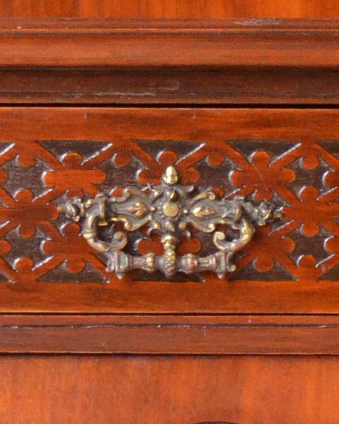 アンティークのキャビネット　アンティーク家具　芸術品のように美しく豪華なアンティーク家具、本格英国アンティークを楽しむパーラーキャビネット。引き出しの取っ手は目立たないようにこっそり。(j-2172-f)