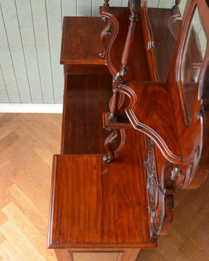 アンティークのキャビネット　アンティーク家具　芸術品のように美しく豪華なアンティーク家具、本格英国アンティークを楽しむパーラーキャビネット。天板もキレイに仕上げました。(j-2172-f)