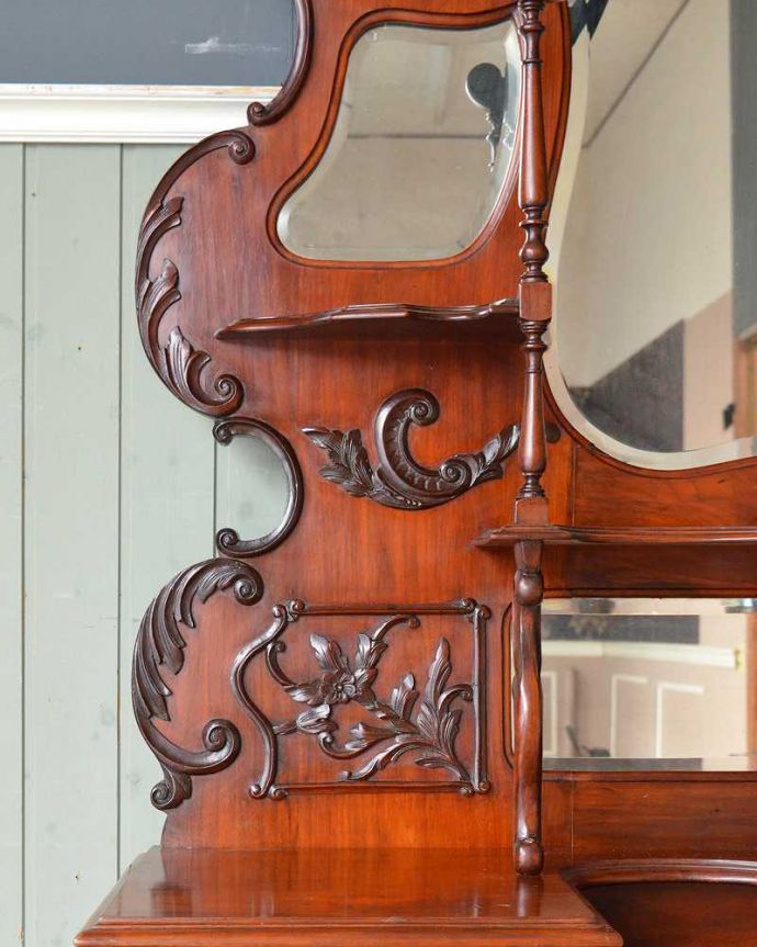 アンティークのキャビネット　アンティーク家具　芸術品のように美しく豪華なアンティーク家具、本格英国アンティークを楽しむパーラーキャビネット。ミラー脇の支柱にもこだわって細かい部分までかなりこだわって彫が入っています。(j-2172-f)