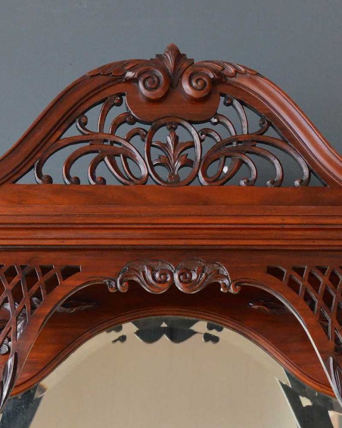 アンティークのキャビネット　アンティーク家具　芸術品のように美しく豪華なアンティーク家具、本格英国アンティークを楽しむパーラーキャビネット。トップには透かし彫り機械の発達していない時代に、どうやってカットしたんでしょう？美しい透かし彫りです。(j-2172-f)