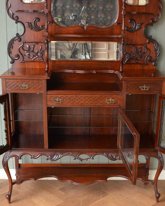 アンティークのキャビネット　アンティーク家具　芸術品のように美しく豪華なアンティーク家具、本格英国アンティークを楽しむパーラーキャビネット。もちろん収納もたっぷり見た目重視の家具ですが、高級なものを収納して楽しむための収納がたっぷり付いてます。(j-2172-f)