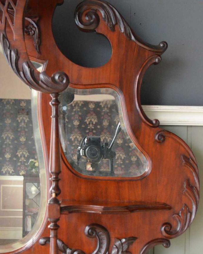 アンティークのキャビネット　アンティーク家具　芸術品のように美しく豪華なアンティーク家具、本格英国アンティークを楽しむパーラーキャビネット。ミラーの周りを飾る装飾細かい彫の入ったミラー周りの装飾。(j-2172-f)