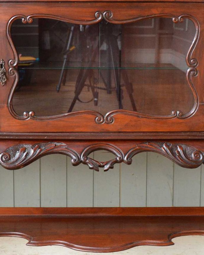 アンティークのキャビネット　アンティーク家具　芸術品のように美しく豪華なアンティーク家具、本格英国アンティークを楽しむパーラーキャビネット。ここにも透かし彫り芸術作品のようなデザインに思わずうっとりしてしまいます。(j-2172-f)