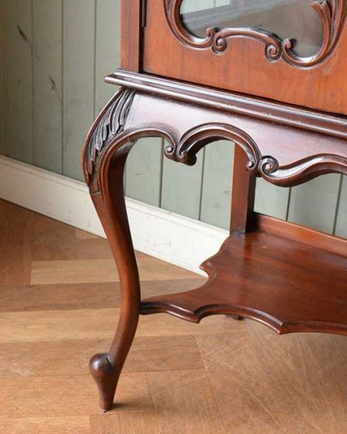 アンティークのキャビネット　アンティーク家具　芸術品のように美しく豪華なアンティーク家具、本格英国アンティークを楽しむパーラーキャビネット。自分で移動できますHandleのアンティーク家具の脚の裏にはフェルトをお付けしていますので、床を滑らせれば女性でも移動できます。(j-2172-f)