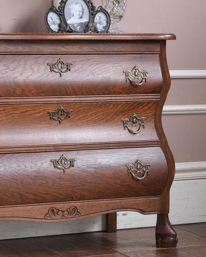 アンティークのチェスト　アンティーク家具　南フランスの優雅なアンティーク家具、小ぶりな３段チェスト（コモード）。「見せる収納」だから、置く場所を選びません！チェストと言ってもデザインがステキだから、収納だけじゃなくて見ても楽しめる具なんです。(j-2173-f)