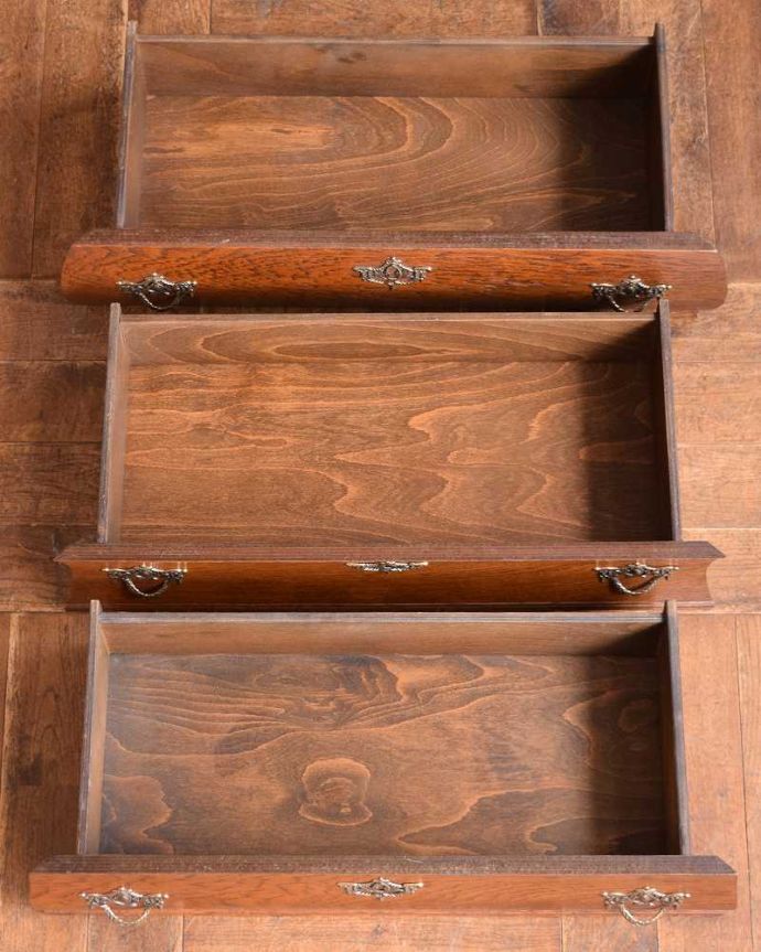 アンティークのチェスト　アンティーク家具　南フランスの優雅なアンティーク家具、小ぶりな３段チェスト（コモード）。キレイに修復したので、何を入れてもOKです。(j-2173-f)