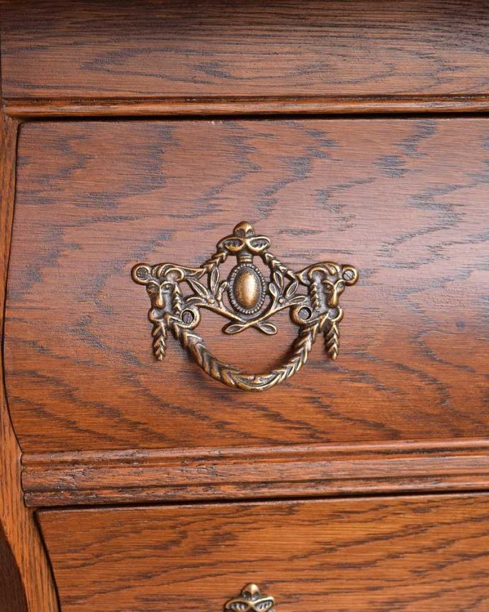 アンティークのチェスト　アンティーク家具　南フランスの優雅なアンティーク家具、小ぶりな３段チェスト（コモード）。開ける度にワクワクする取っ手フランスらしい優雅なデザインは取っ手にも。(j-2173-f)