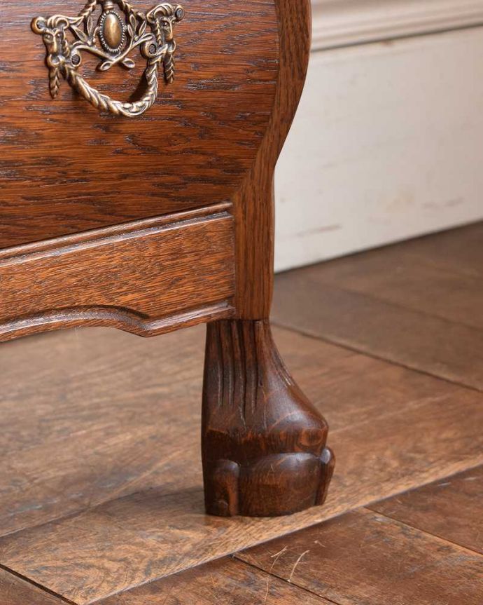 アンティークのチェスト　アンティーク家具　南フランスの優雅なアンティーク家具、小ぶりな３段チェスト（コモード）。女性1人でラクラク運べちゃう仕掛けHandleのアンティークは、脚の裏にフェルトキーパーをお付けしています。(j-2173-f)