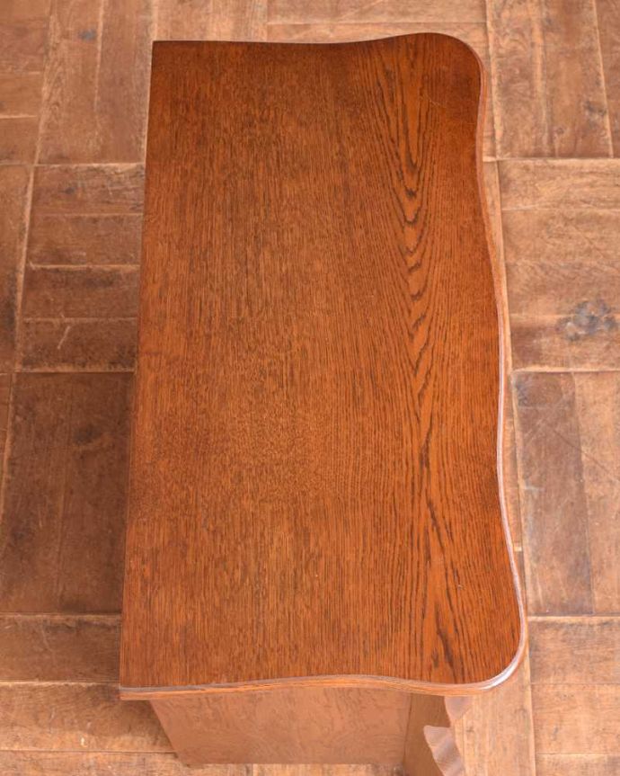 アンティークのチェスト　アンティーク家具　南フランスの優雅なアンティーク家具、小ぶりな３段チェスト（コモード）。何を置こうかな･･･？上から見ると、天板はこんな感じで塗装もキレイに仕上げました。(j-2173-f)