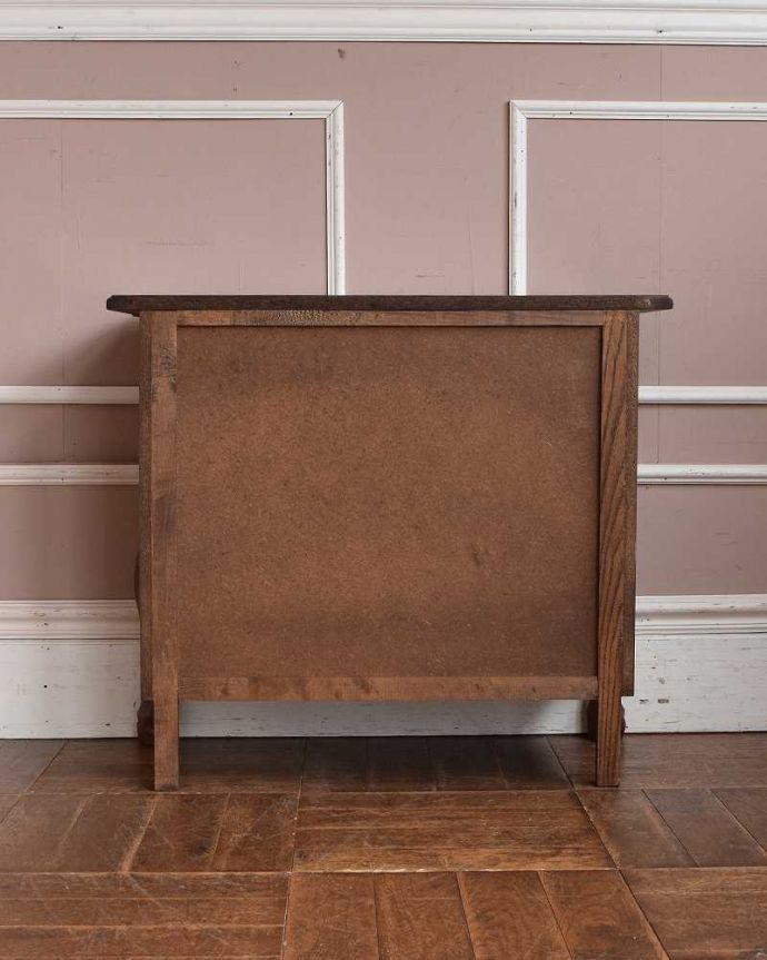 アンティークのチェスト　アンティーク家具　南フランスの優雅なアンティーク家具、小ぶりな３段チェスト（コモード）。修復したので後姿もキレイですアンティークは新品ではないので、もちろん経年変化によるキズはありますが、専門の職人がキレイに修復したので、後ろ姿もキレイです。(j-2173-f)